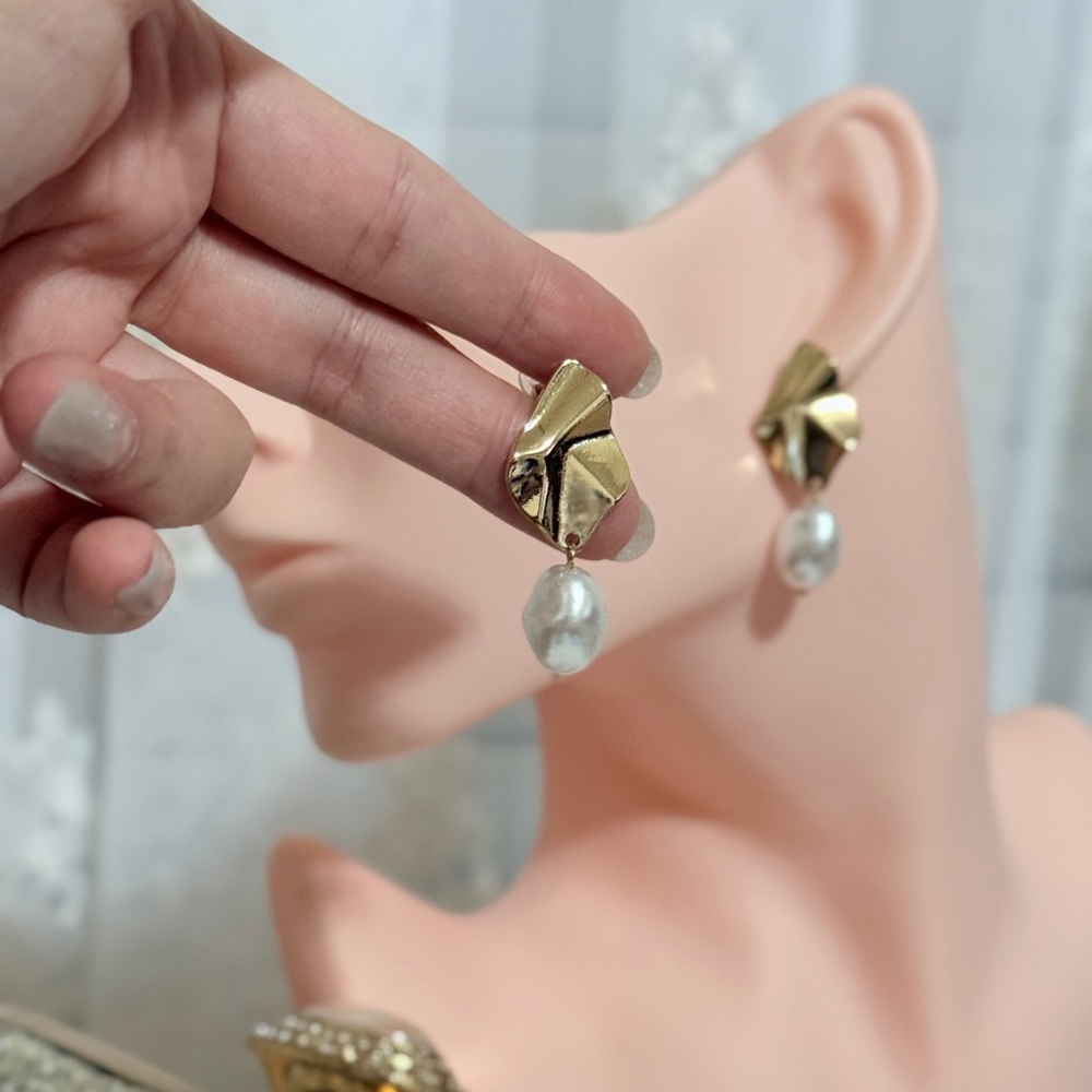 ⚜️ Elegant Gold and Pearl Earrings - Picture 5 of 6